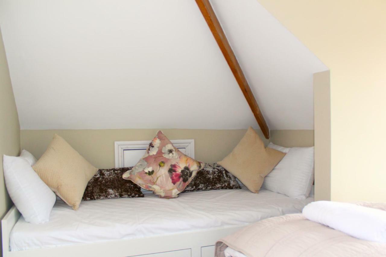 Central Bath House Group Accommodation Екстер'єр фото